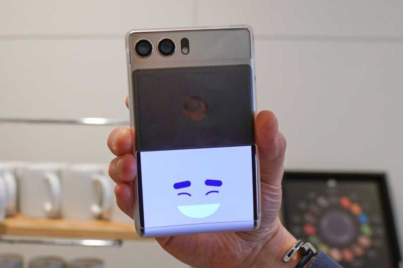 MWC 2023: Motorola Rizr <i>Comeback</i>, Kini Layarnya Bisa Digulung MWC 2023: Motorola Rizr <i>Comeback</i>, Kini Layarnya Bisa Digulung