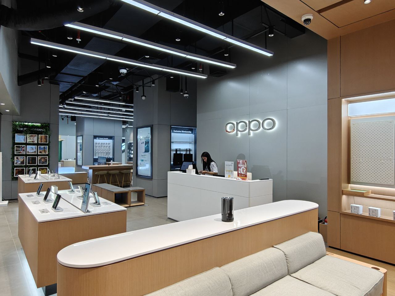 Berburu HP Oppo Cuma Rp100 Ribu di Experience Store Supermall Karawaci