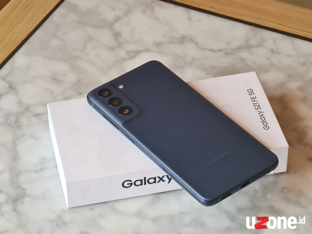 Hands-on Samsung Galaxy S21 FE Navy Blue: 'Si Jadul' yang Eksklusif