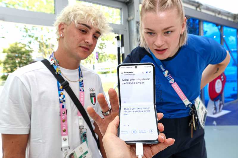 Galaxy Z Flip6: Jembatan Bahasa di Olimpiade Paris 2024 Galaxy Z Flip6: Jembatan Bahasa di Olimpiade Paris 2024