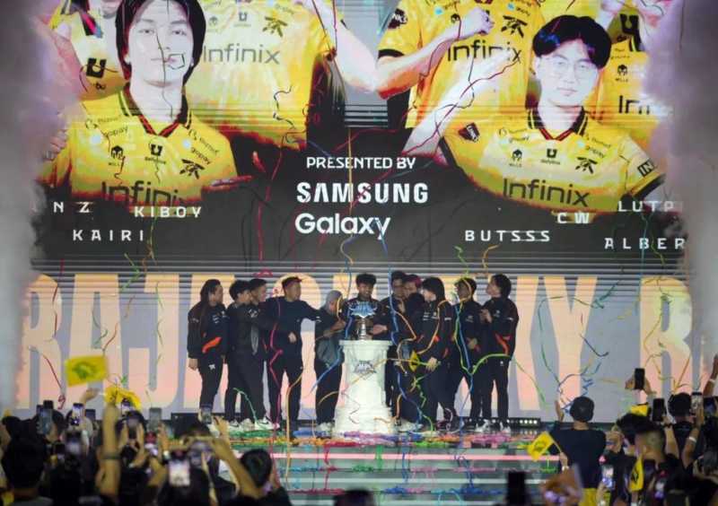 Fnatic ONIC Angkat Trofi MPL ID S13, Juara Empat Kali Beruntun! Fnatic ONIC Angkat Trofi MPL ID S13, Juara Empat Kali Beruntun!