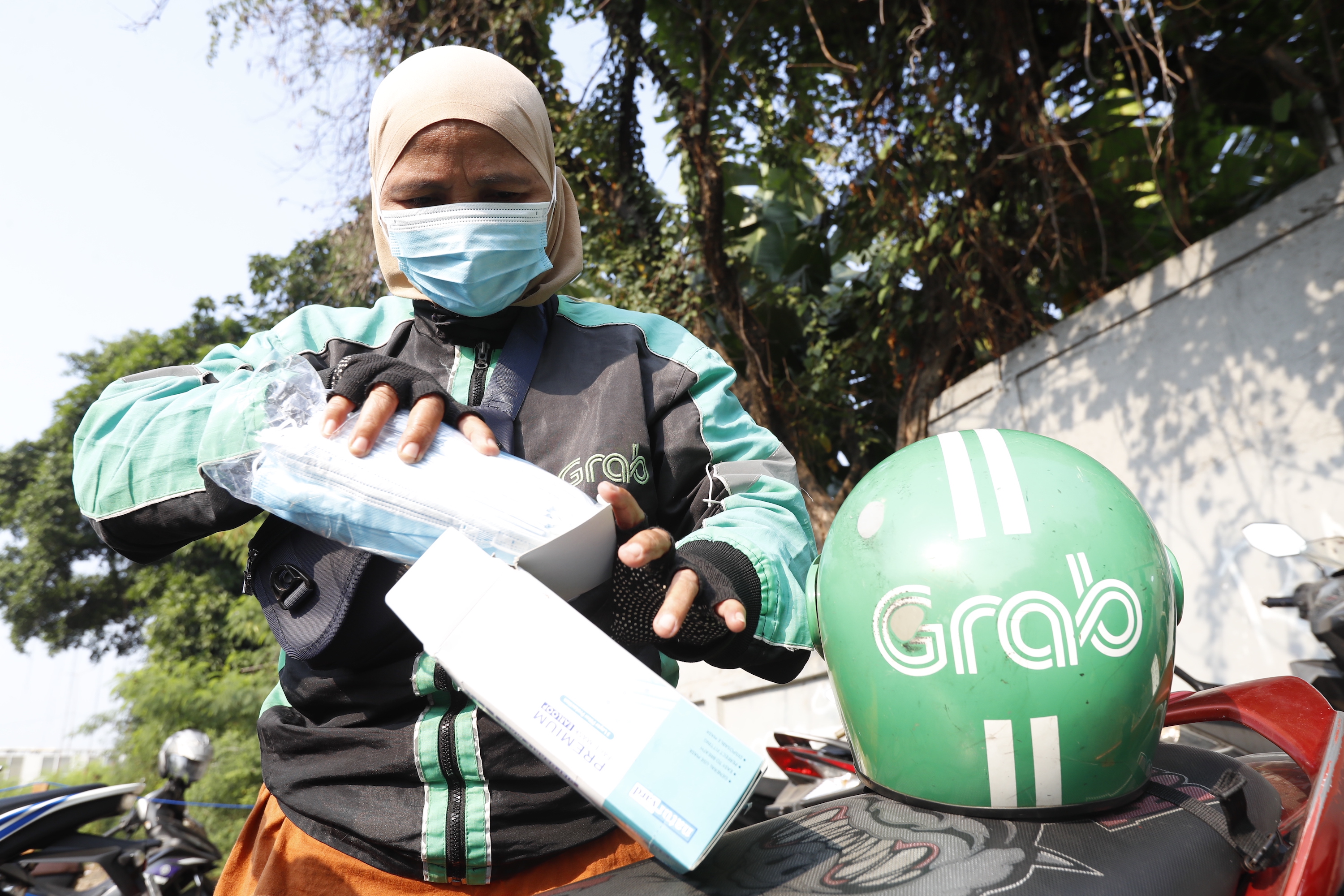 Jakarta Polusi, Grab Bagi-bagi 125 Ribu Masker ke Mitra dan Penumpang
