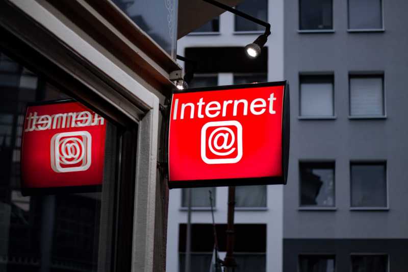 Siapa yang Paling Dirugikan dari Internet RT/RW Net Ilegal? Siapa yang Paling Dirugikan dari Internet RT/RW Net Ilegal?
