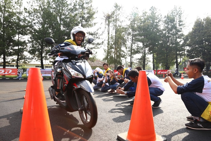 AHM Ajak 150 Pelajar Jago Ngeblog Safety Riding AHM Ajak 150 Pelajar Jago Ngeblog Safety Riding