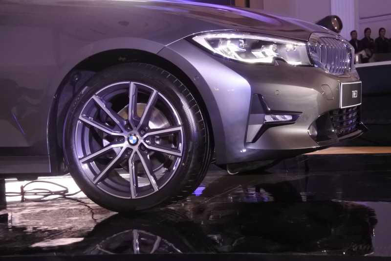 FOTO: Fitur Canggih BMW 320i Sport yang Dibanderol Rp 849 Juta