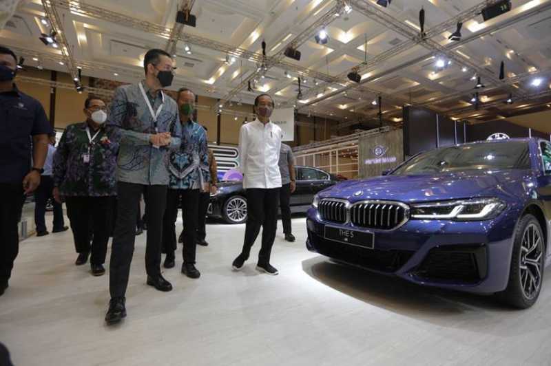Jokowi Tengok Mobil BMW Rakitan Indonesia di GIIAS 2021 Jokowi Tengok Mobil BMW Rakitan Indonesia di GIIAS 2021