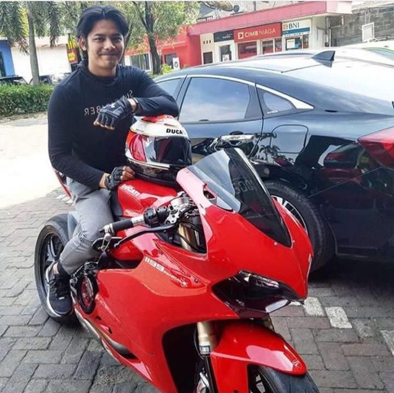 Ducati Panigale jadi Tunggangan Pria di Kamar Angel Lelga