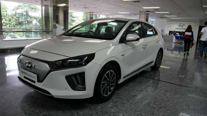 Test Drive Hyundai Ioniq, Ridwan Kamil: Tesla Mungkin Susul Investasi di RI Test Drive Hyundai Ioniq, Ridwan Kamil: Tesla Mungkin Susul Investasi di RI