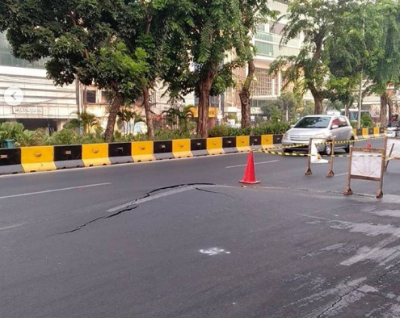 Hati-hati, Muncul 'Gunung' di Tengah Jalan Raya Gajah Mada