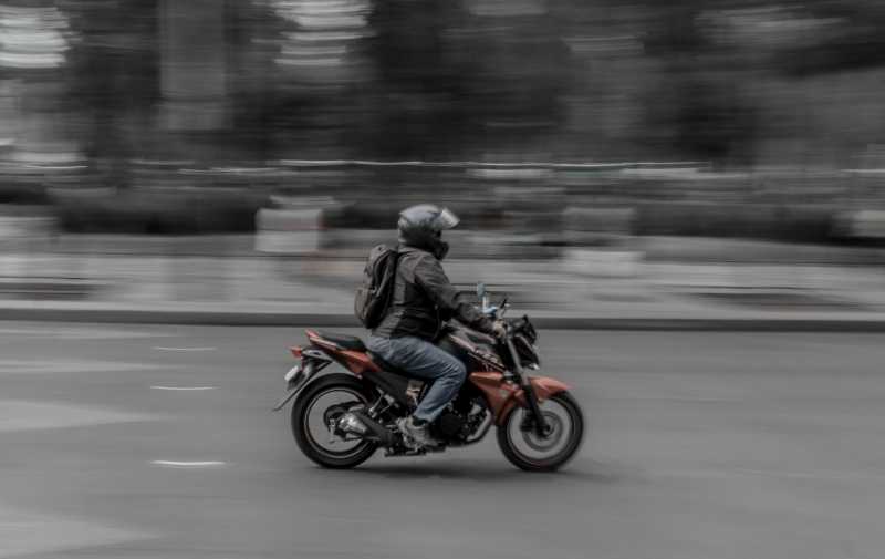 Motornya Ditabrak Mobil, Pengendaranya Gak Cedera Malah Silat Motornya Ditabrak Mobil, Pengendaranya Gak Cedera Malah Silat