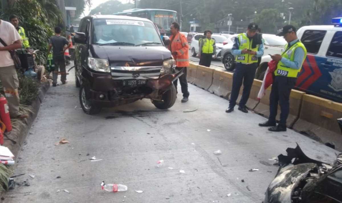 BR-V dan APV Tabrakan Adu Banteng di Jalur Transjakarta, Kok Bisa? BR-V dan APV Tabrakan Adu Banteng di Jalur Transjakarta, Kok Bisa?