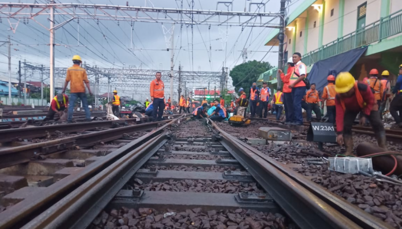 Jalur Kereta Api Terkena Banjir, Uang Penumpang Dikembalikan Jalur Kereta Api Terkena Banjir, Uang Penumpang Dikembalikan