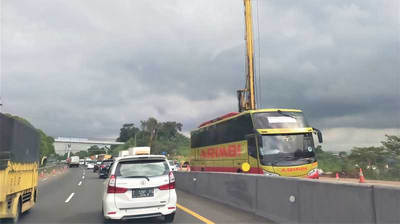 Konvoi Mobil Mewah Bikin Macet, Berapa Kecepatan di Tol Seharusnya? Konvoi Mobil Mewah Bikin Macet, Berapa Kecepatan di Tol Seharusnya?