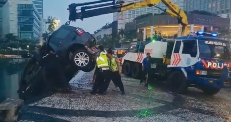 Jebakan Batman, Land Rover Freelander Kecebur Kolam di Bundaran HI Jebakan Batman, Land Rover Freelander Kecebur Kolam di Bundaran HI