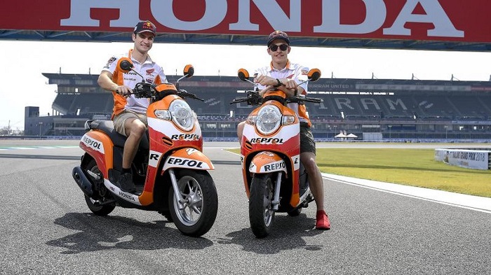 Dua Pembalap Honda Keliling Sirkuit Buriram Naik Scoopy
