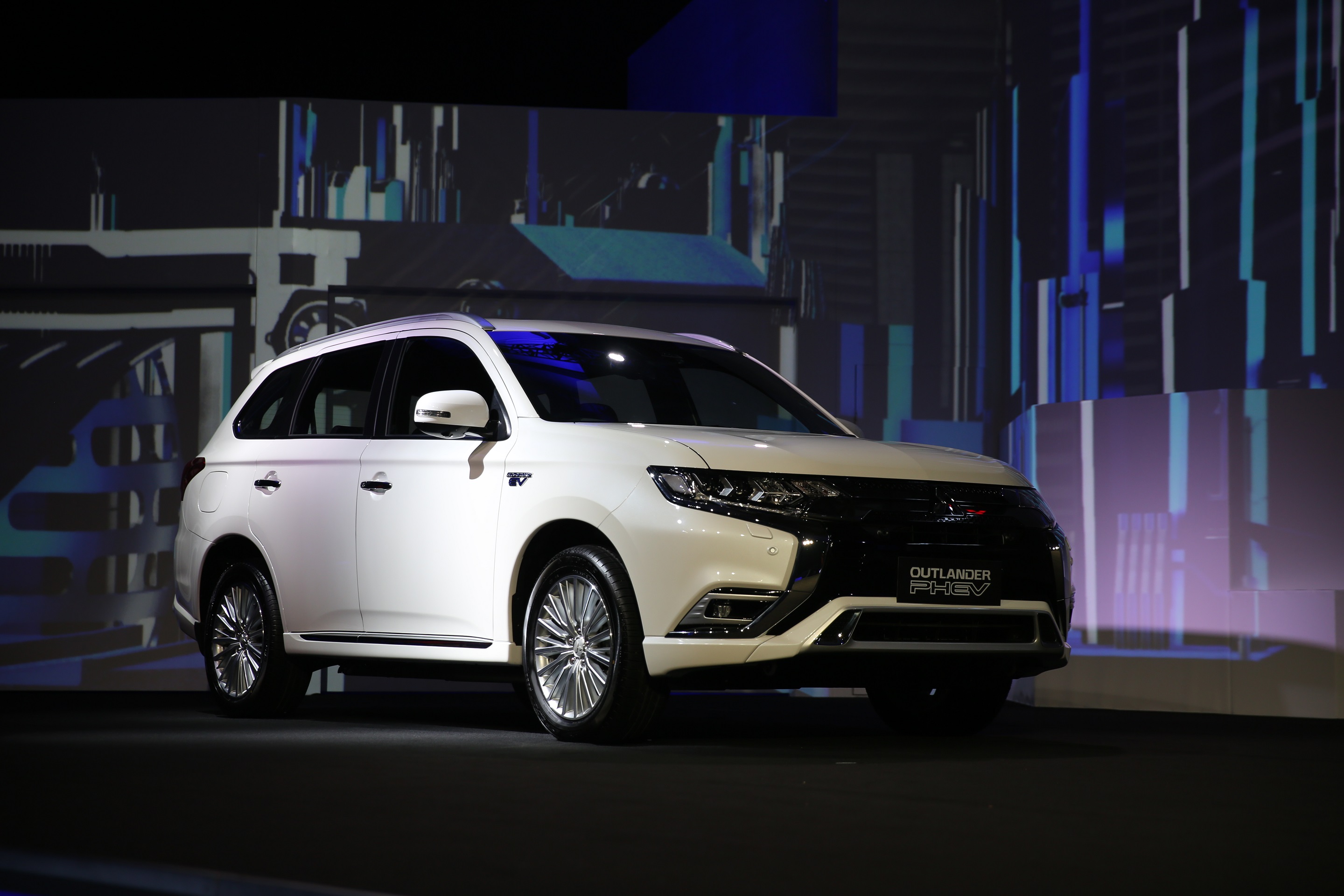 Outlander PHEV, SUV Hybrid Perdana Mitsubishi di Indonesia