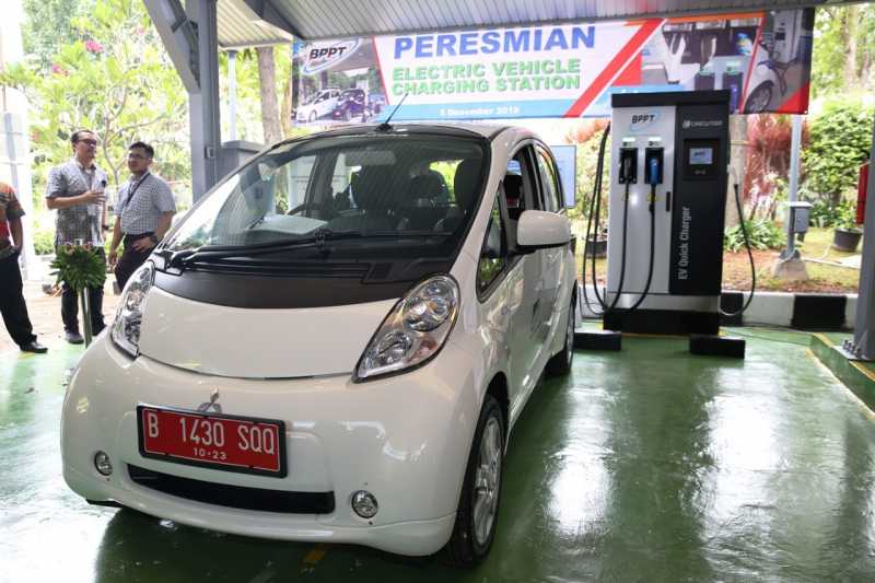 Dua Mobil Listrik Mitsubishi Eksis di Peresmian Charging Station Pemerintah Dua Mobil Listrik Mitsubishi Eksis di Peresmian Charging Station Pemerintah