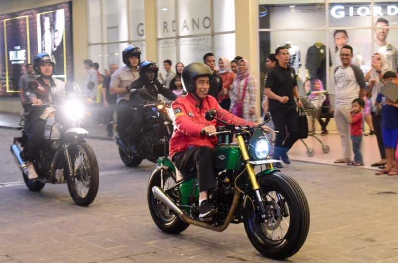 Kaesang Tunggangi Royal Enfield Himalayan, Kawal Jokowi Kendarai Chopper Kaesang Tunggangi Royal Enfield Himalayan, Kawal Jokowi Kendarai Chopper