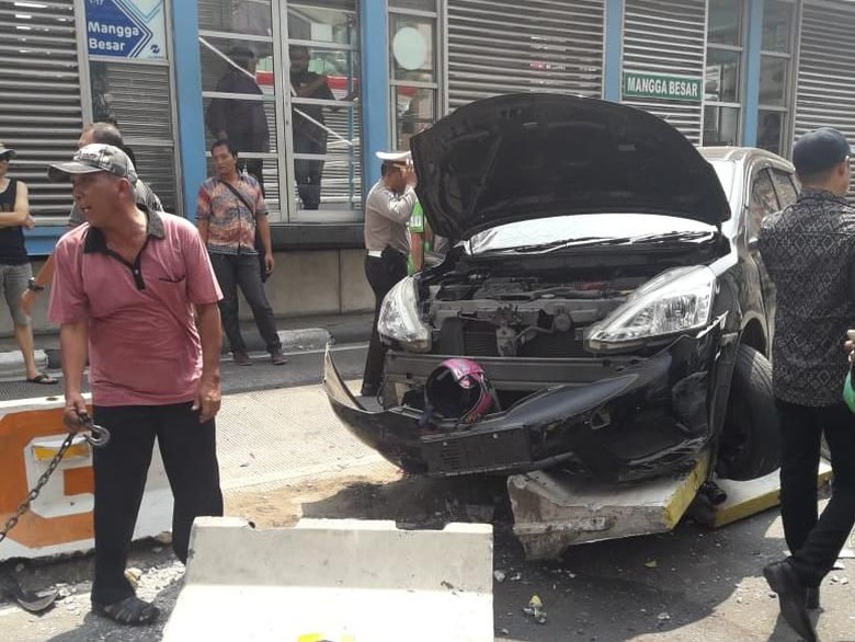 Ketika Mobil \'Nabrak\' Motor, Apa yang Harus Dilakukan? Ketika Mobil \'Nabrak\' Motor, Apa yang Harus Dilakukan?