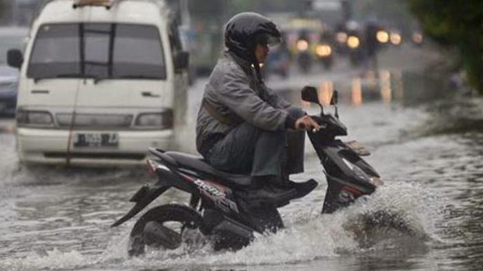 Mulai Musim Hujan, Skutik Wajib Waspada Nerabas Genangan Air Mulai Musim Hujan, Skutik Wajib Waspada Nerabas Genangan Air