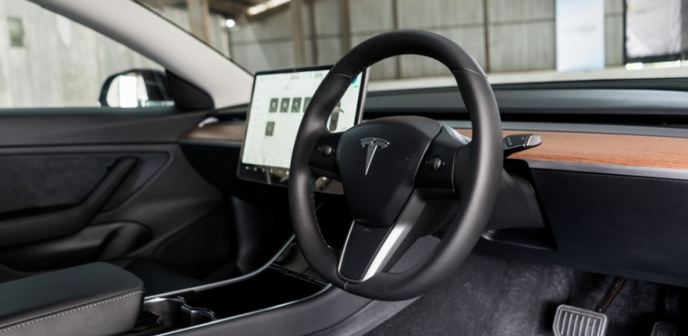 Heboh Mobil Tesla Bisa Deteksi Hantu di Pemakaman