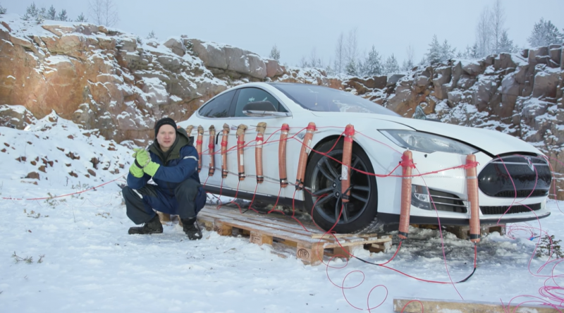 Perbaikan Mahal, Pria Ini Ledakkan Tesla Model S Serta Boneka Elon Musk Perbaikan Mahal, Pria Ini Ledakkan Tesla Model S Serta Boneka Elon Musk