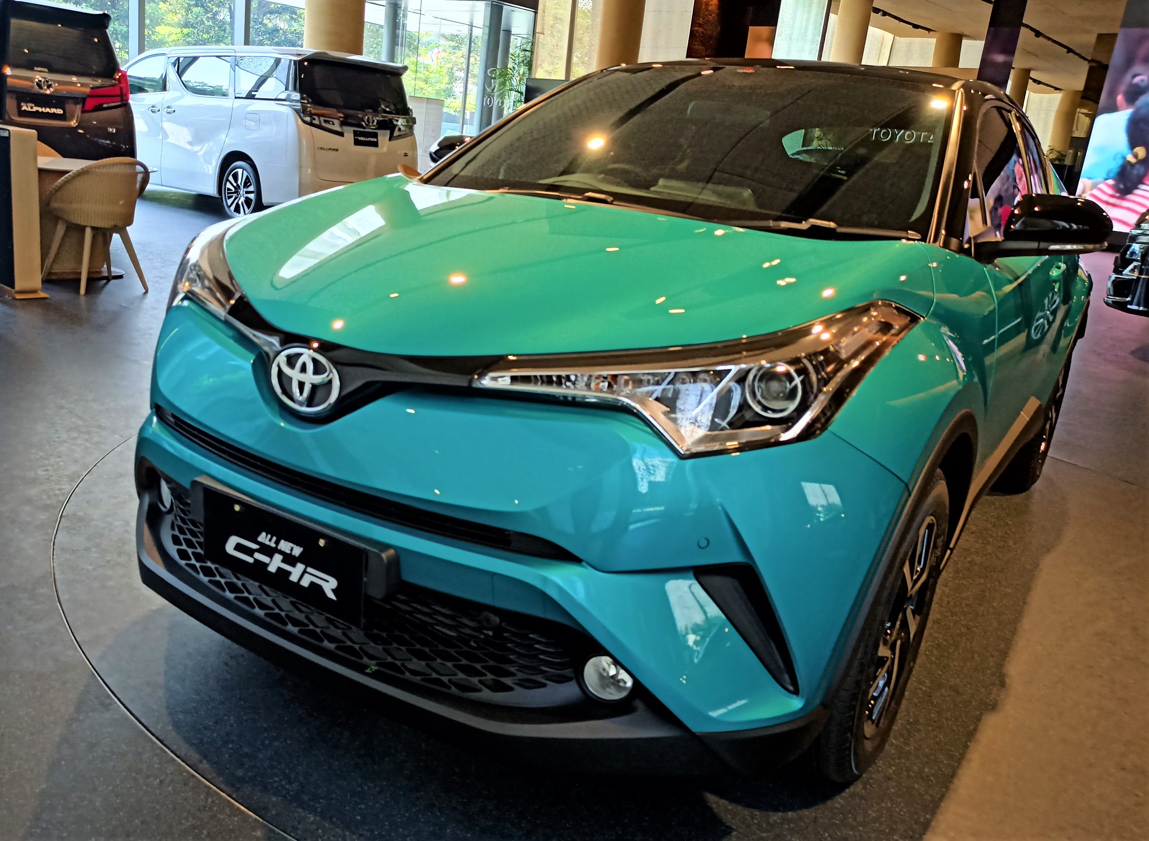 FOTO: Hype Mobil Listrik di RI, Jangan Lupakan Toyota C-HR Hybrid