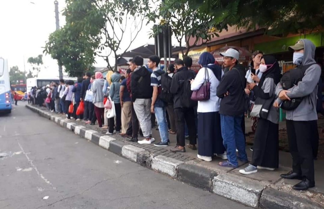 TransJakarta Kurangi Rute Malah 'Siksa' Penumpang, Sosial Distance Gak Berlaku TransJakarta Kurangi Rute Malah 'Siksa' Penumpang, Sosial Distance Gak Berlaku
