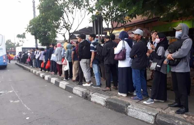 TransJakarta Kurangi Rute Malah 'Siksa' Penumpang, Sosial Distance Gak Berlaku