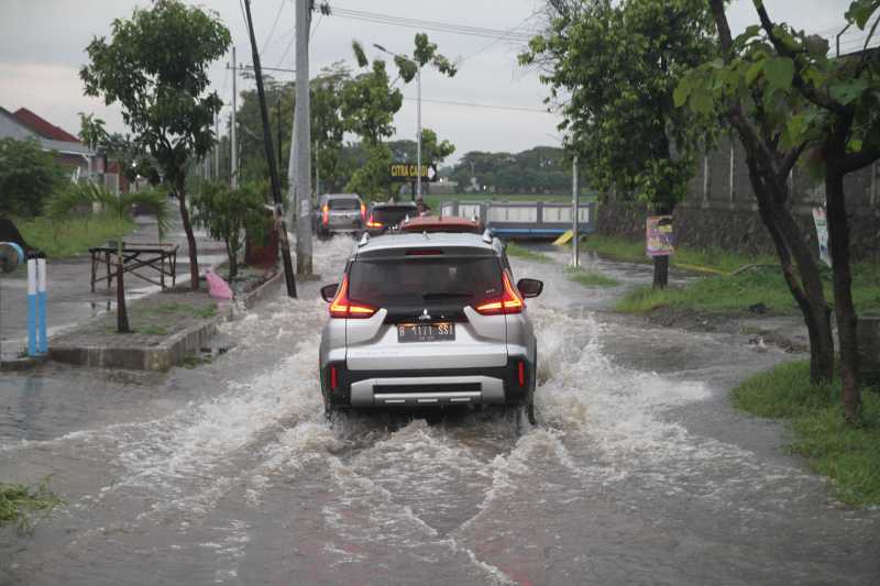 Cara Aman Libas Genangan Saat Nyetir Cara Aman Libas Genangan Saat Nyetir