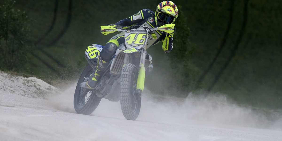 Valentino Rossi Terjebak di Kampung Halamannya karena Virus Corona Valentino Rossi Terjebak di Kampung Halamannya karena Virus Corona