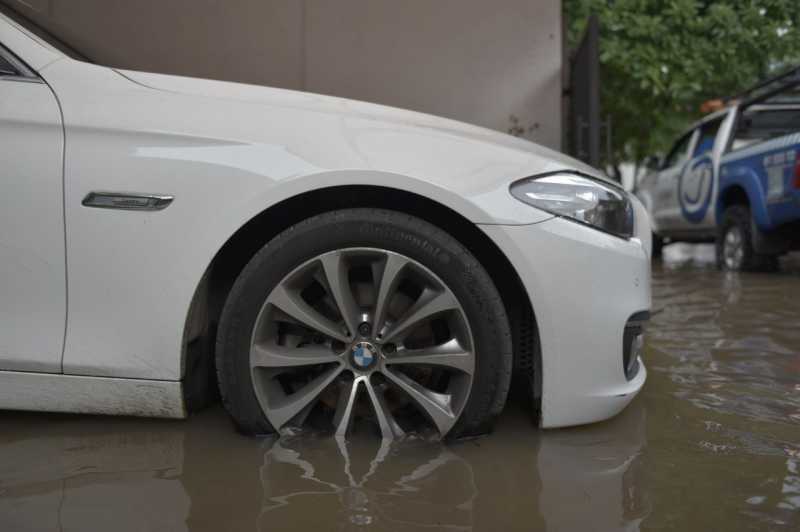 Tips Kalau Mobil Terpaksa Menerjang Banjir Tips Kalau Mobil Terpaksa Menerjang Banjir