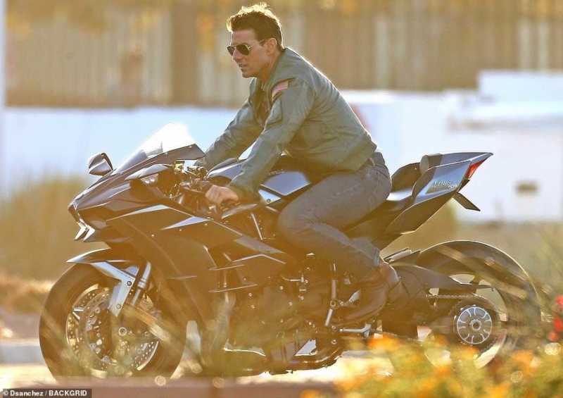 Jaket Bomber, Kawasaki Ninja H2 dan Tom Cruise, Ini Mah Jokowi Pasti Lewat! Jaket Bomber, Kawasaki Ninja H2 dan Tom Cruise, Ini Mah Jokowi Pasti Lewat!