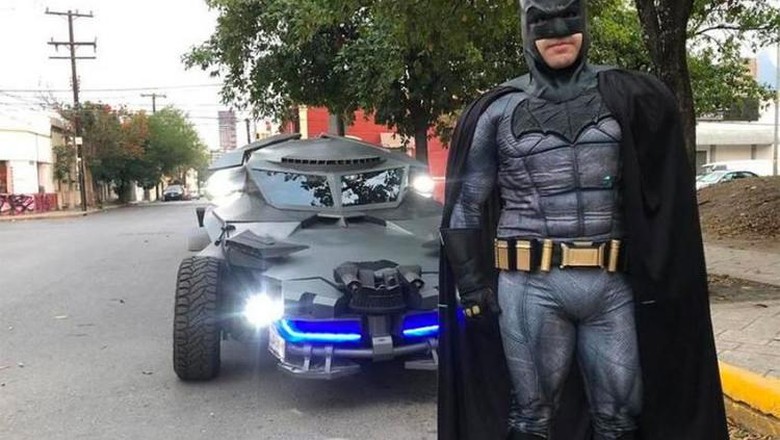 Batman Pakai Batmobile Turun ke Jalanan Lawan Virus Corona