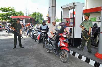 Ada Pahlawan di SPBU Pertamina, Lengkap dengan Kostum dan Senjata