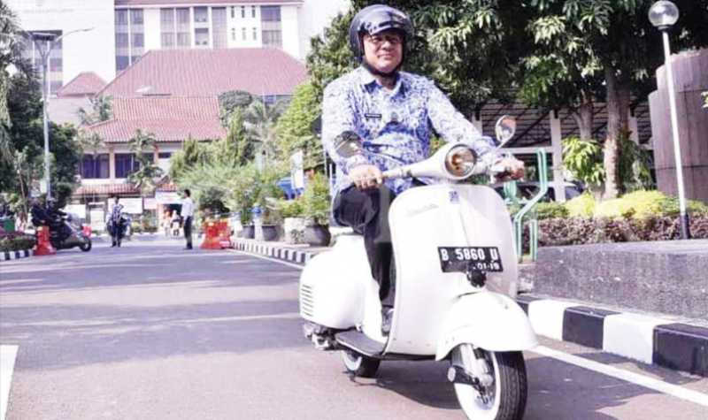 Vespa, Batik, dan Pejabat Negara