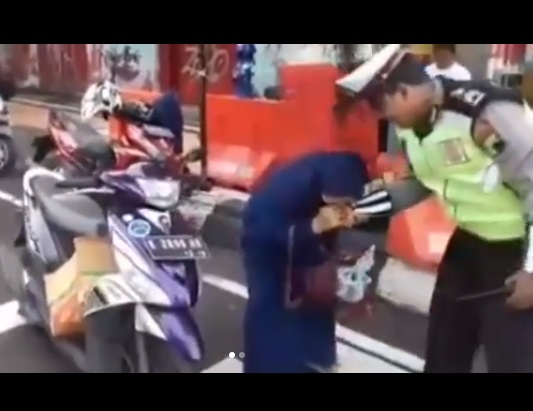 Emak Berhijab Gigit Tangan Polisi Akhirnya Dipidanakan