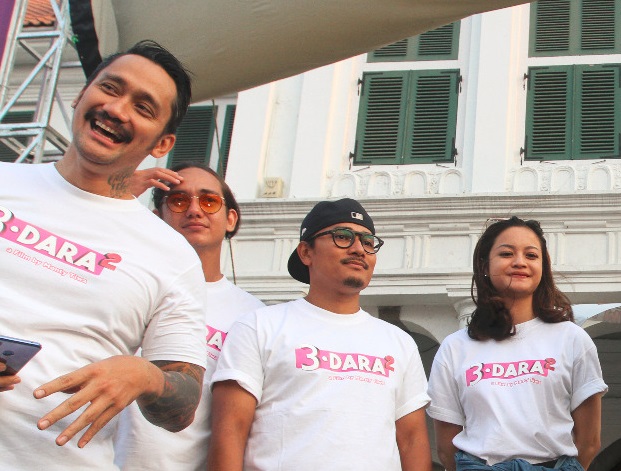 Promosi Film '3 Dara 2' Gelar Konvoi Seribu Pengendara Perempuan Promosi Film '3 Dara 2' Gelar Konvoi Seribu Pengendara Perempuan