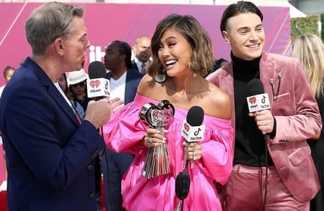 Agnez Mo Menangkan Social Star Award di iHeartRadio Music Awards Agnez Mo Menangkan Social Star Award di iHeartRadio Music Awards