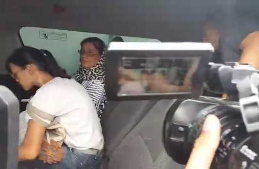 Kasihan, Ibunda Dilarang Bertemu Ahmad Dhani Kasihan, Ibunda Dilarang Bertemu Ahmad Dhani