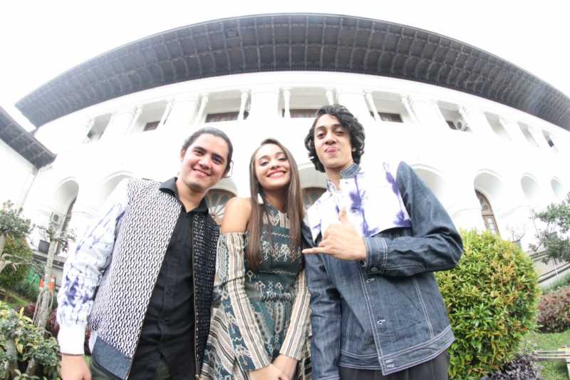 Aliando dan Dewa Nyanyikan Ost Film 'Asal Kau Bahagia' di FFB Aliando dan Dewa Nyanyikan Ost Film 'Asal Kau Bahagia' di FFB