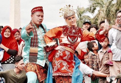 Helikopter dan Kapal Pesiar Hadir di Pernikahan Angel Lelga dan Vicky Prasetyo Helikopter dan Kapal Pesiar Hadir di Pernikahan Angel Lelga dan Vicky Prasetyo