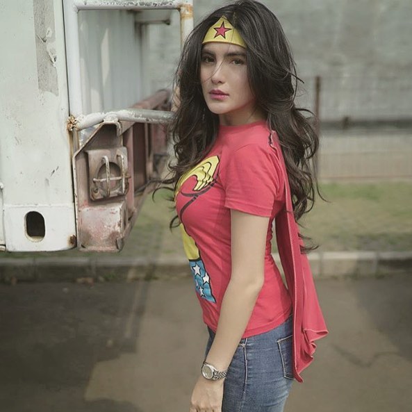 Curhatan Galau Angela Lee di Medsos Curhatan Galau Angela Lee di Medsos