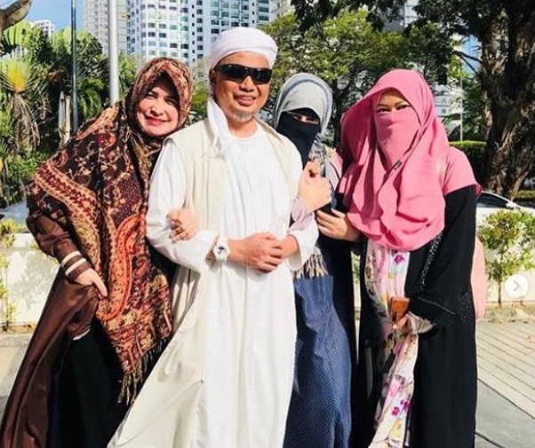 Ustaz Arifin Ilham Meninggalkan 3 Istri dan 8 Anak Ustaz Arifin Ilham Meninggalkan 3 Istri dan 8 Anak
