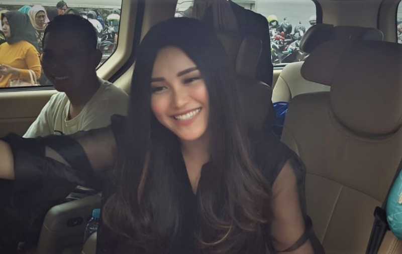 Komentar Ayu Ting Ting Bermain di Pantai Pakai Bikini Komentar Ayu Ting Ting Bermain di Pantai Pakai Bikini