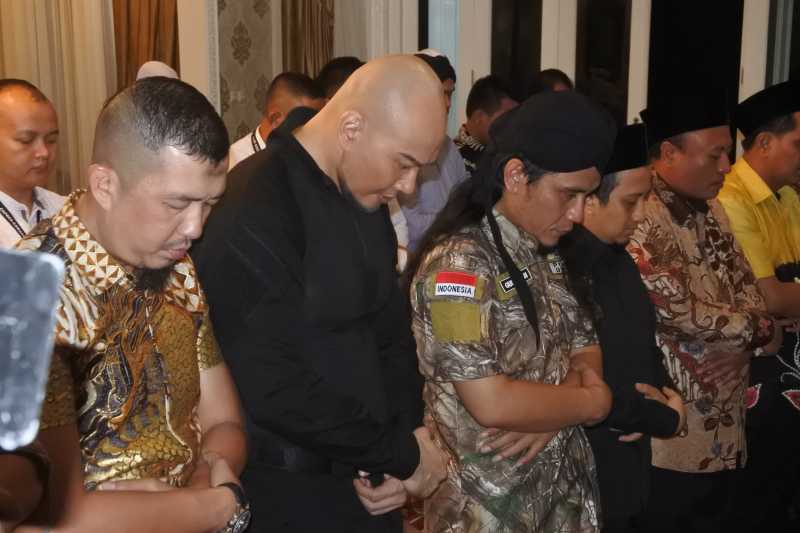 Deddy Corbuzier Salat Berjamaah di Rumah Maruf Amin