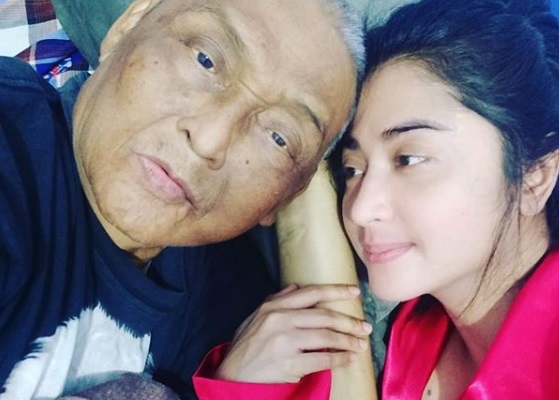 Ayah Meninggal Dunia, Dewi Perssik Belum Bisa Diajak Bicara Ayah Meninggal Dunia, Dewi Perssik Belum Bisa Diajak Bicara
