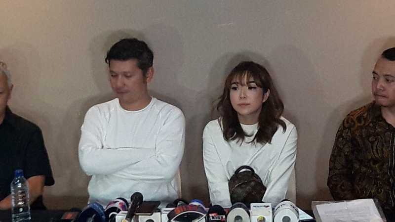 Sidang Cerai Gisella - Gading Akan Diputus <i>Verstek</i> Sidang Cerai Gisella - Gading Akan Diputus <i>Verstek</i>