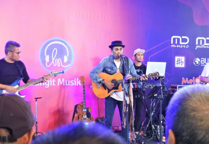 Glenn Fredly Rilis 'Kembali ke Awal', Lagu untuk Romansa Reza Rahadian-Raihaanun