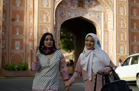 5 Pose Keren Marissa Haque dan Bella Fawzi Liburan di India